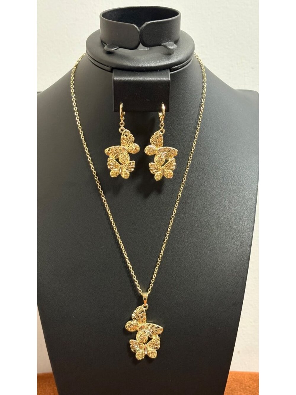 Xuping Jewelry Gold Pleated Butterfly Pendant Necklace Earring Set Gold-Toned